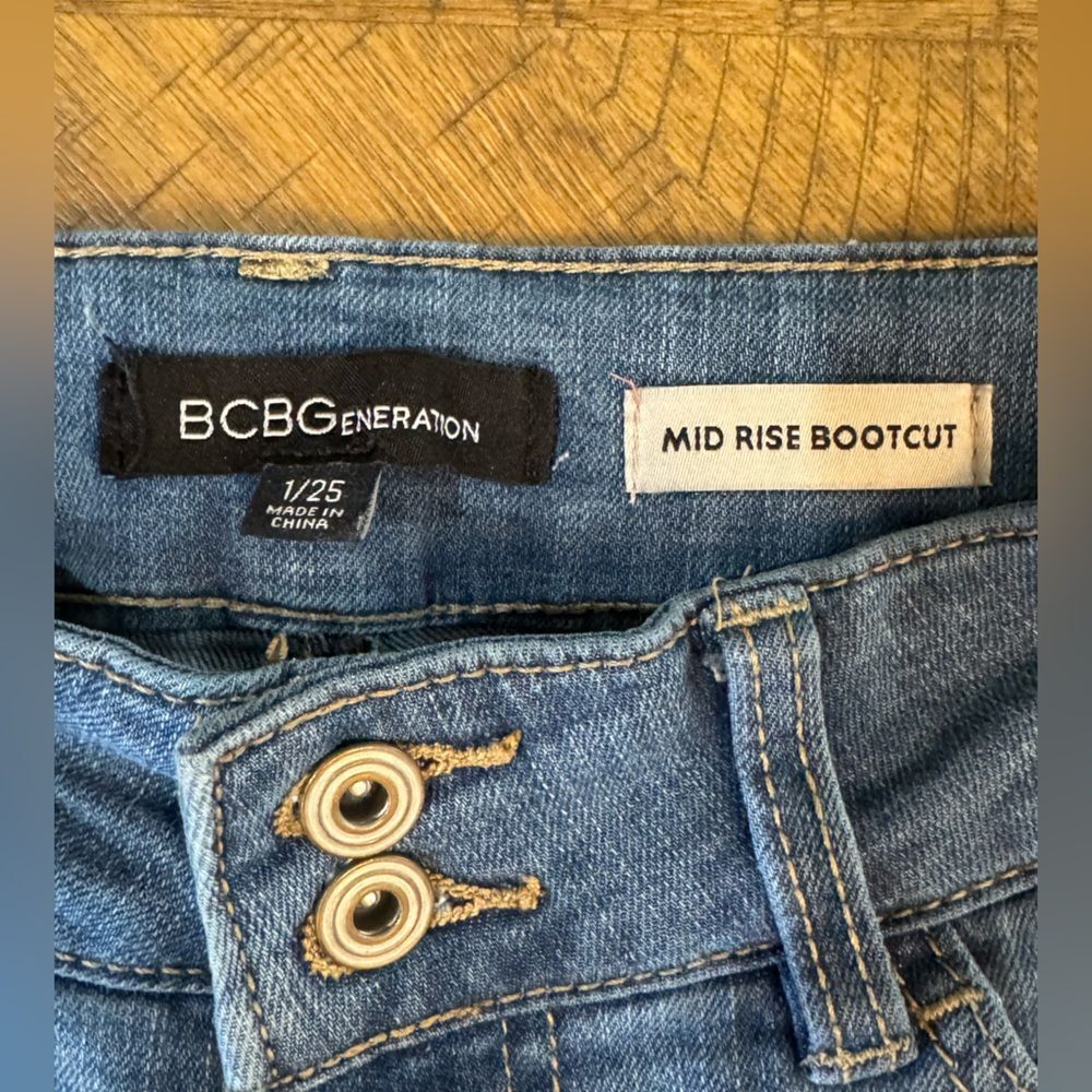 BCBGeneration Women’s Mid Rise Bootcut Distressed Blue Jeans Size 1 - Picture 2 of 14